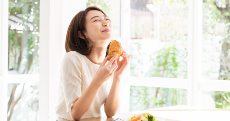 女性　食べる　笑顔